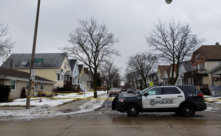 2 Milwaukee police officers shot, suspect arrested